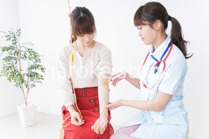 病院で診察を受ける患者とナース