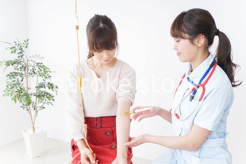 病院で診察を受ける患者とナース