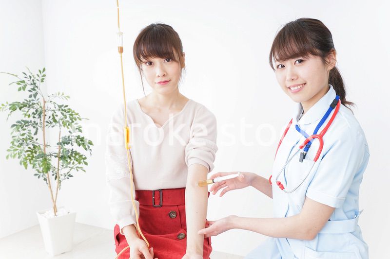 病院で診察を受ける患者とナース