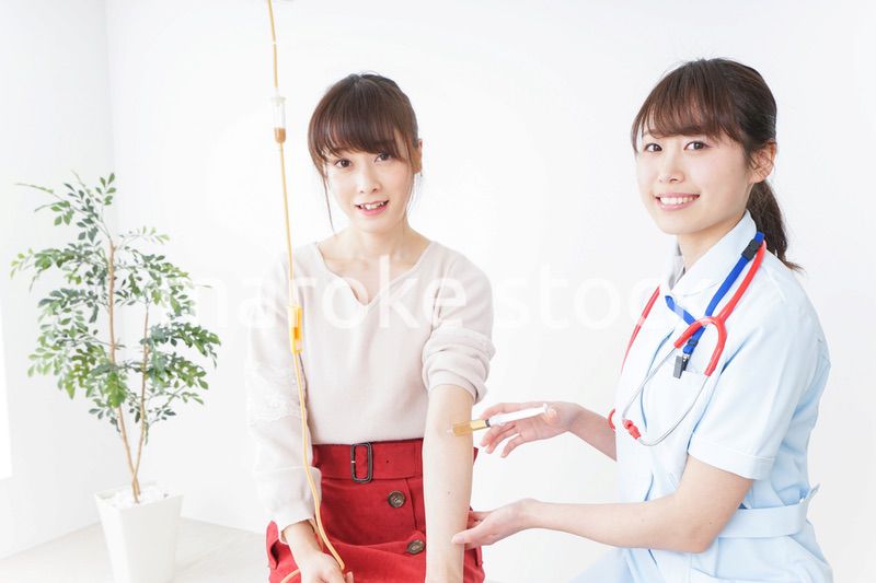 病院で診察を受ける患者とナース