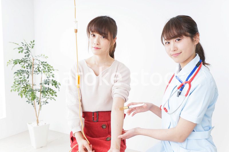 病院で診察を受ける患者とナース