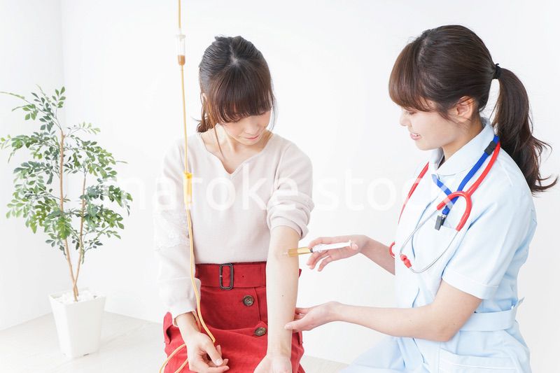 病院で診察を受ける患者とナース