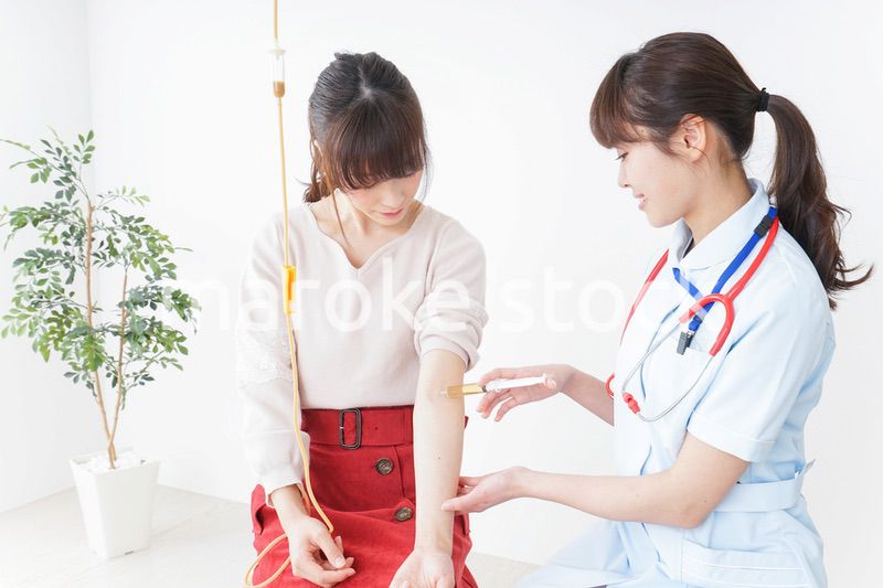 病院で診察を受ける患者とナース