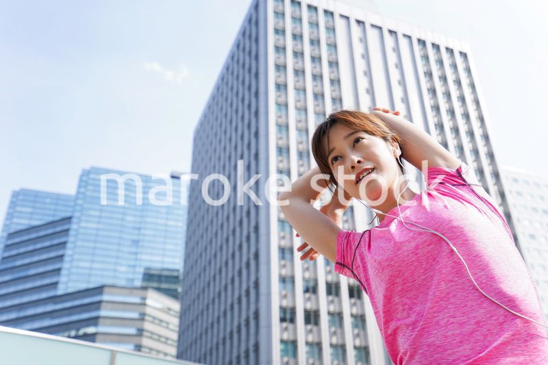 ストレッチをする女性