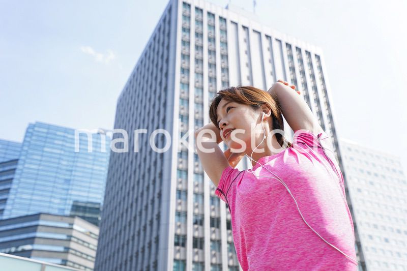 ストレッチをする女性