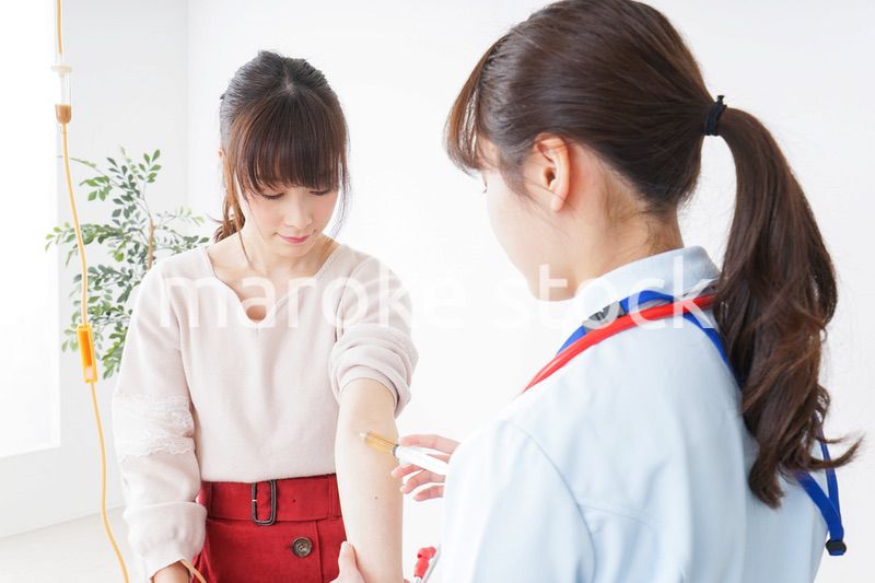 病気の治療をする女性