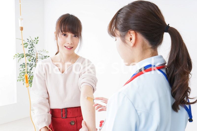 病気の治療をする女性