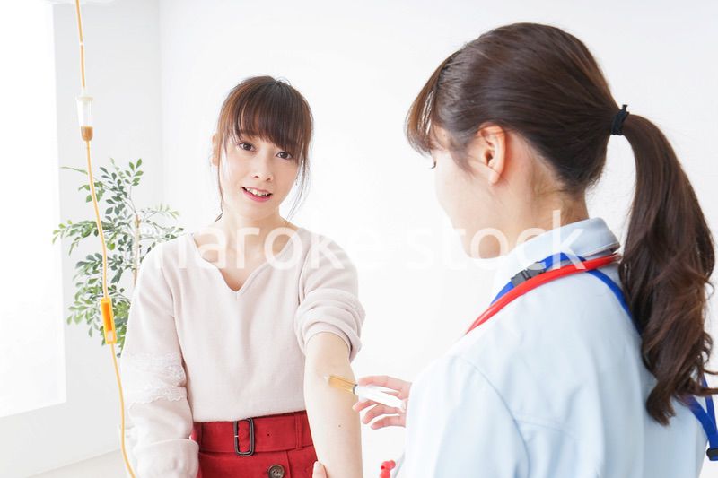 病気の治療をする女性