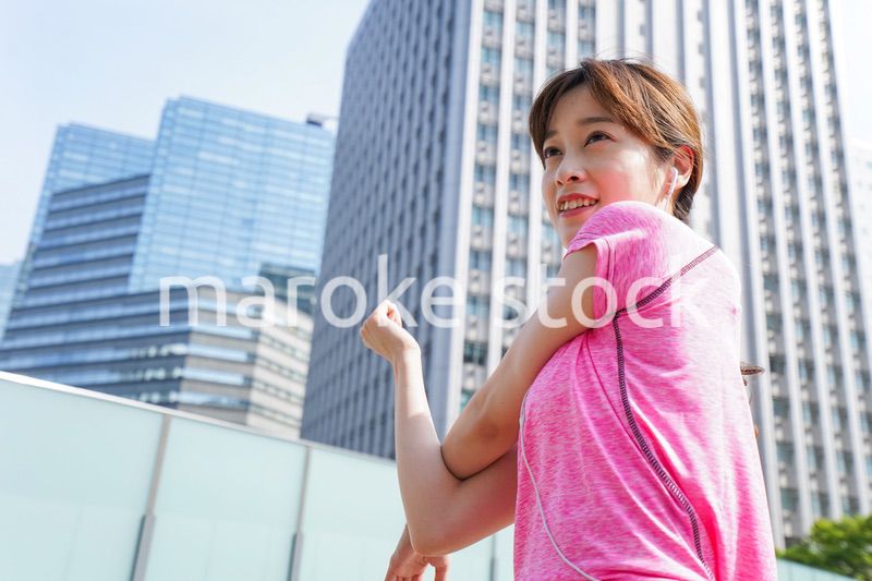 ストレッチをする女性