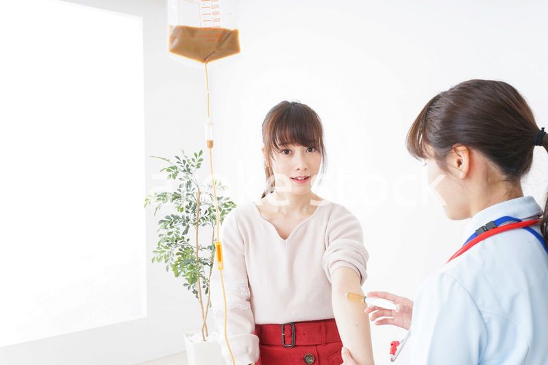 病気の治療をする女性