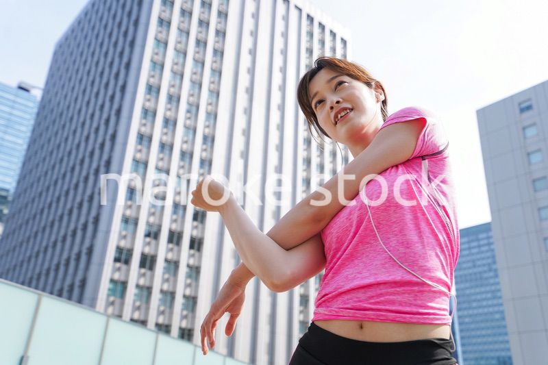 ストレッチをする女性