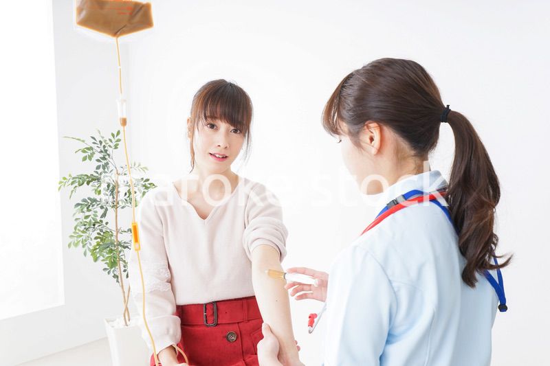 病気の治療をする女性