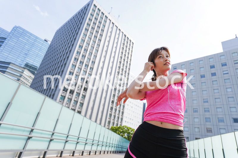 ストレッチをする女性