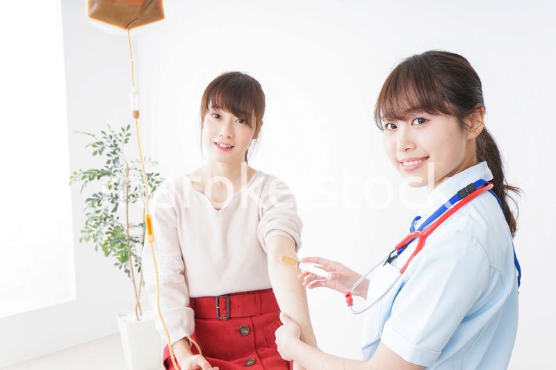 病気の治療をする女性