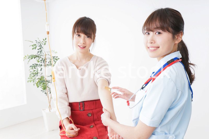 病気の治療をする女性