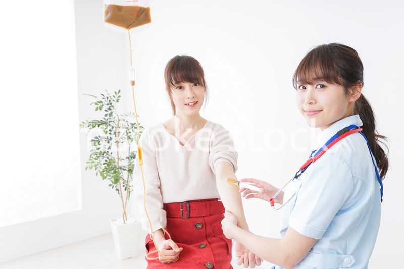 病気の治療をする女性