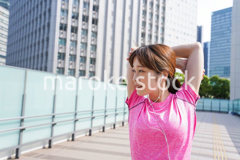 ストレッチをする女性