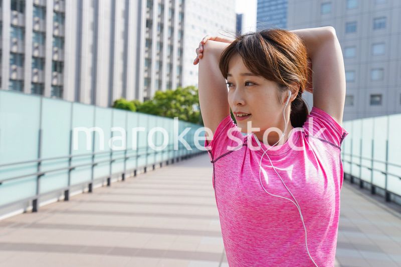 ストレッチをする女性