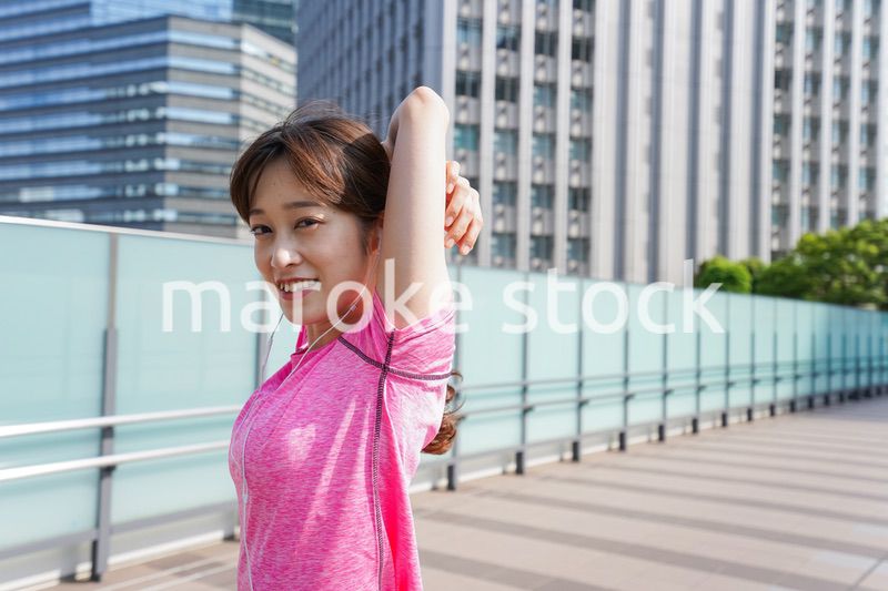 ストレッチをする女性