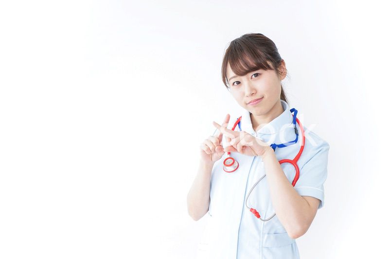 罰印を示すナース