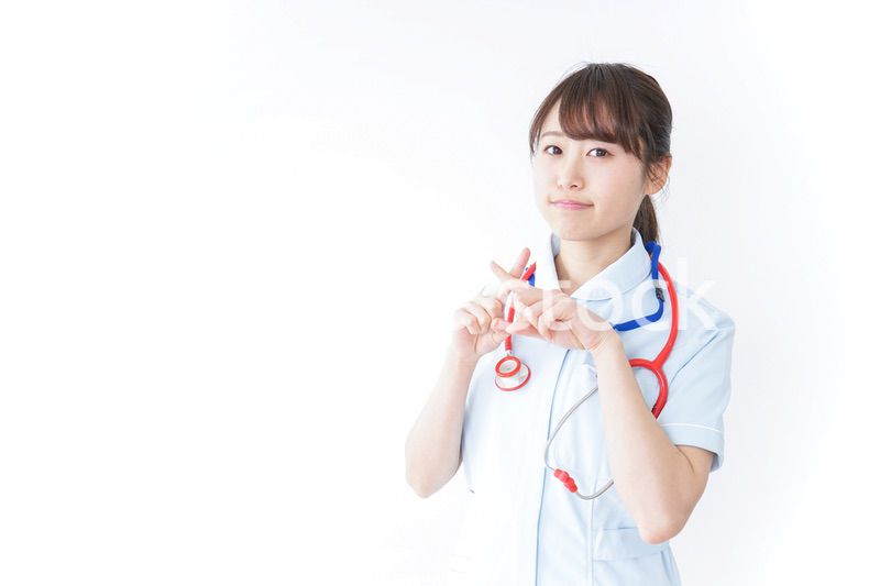 罰印を示すナース