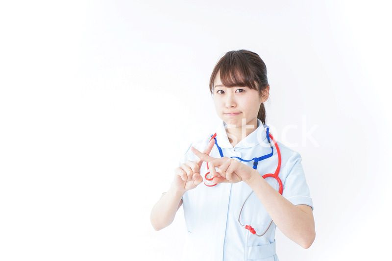 罰印を示すナース