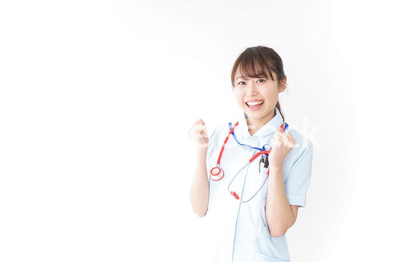 ガッツポーズをするナース