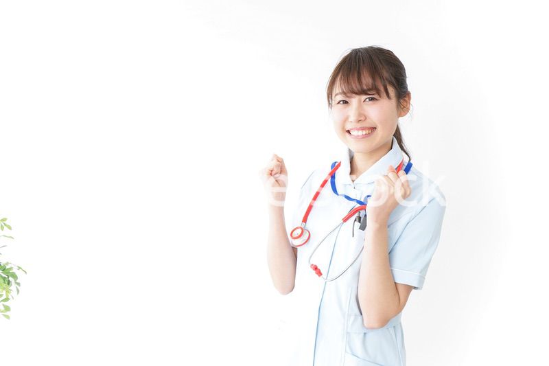 ガッツポーズをするナース