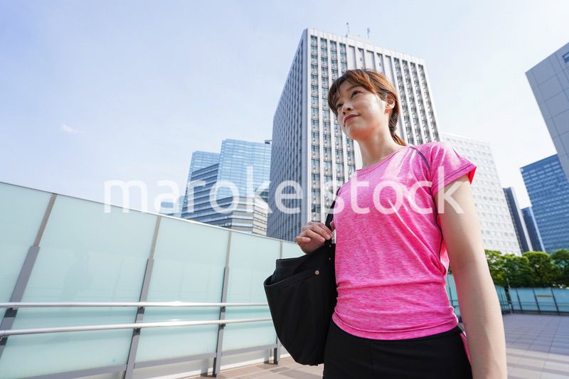 ジムに行く女性