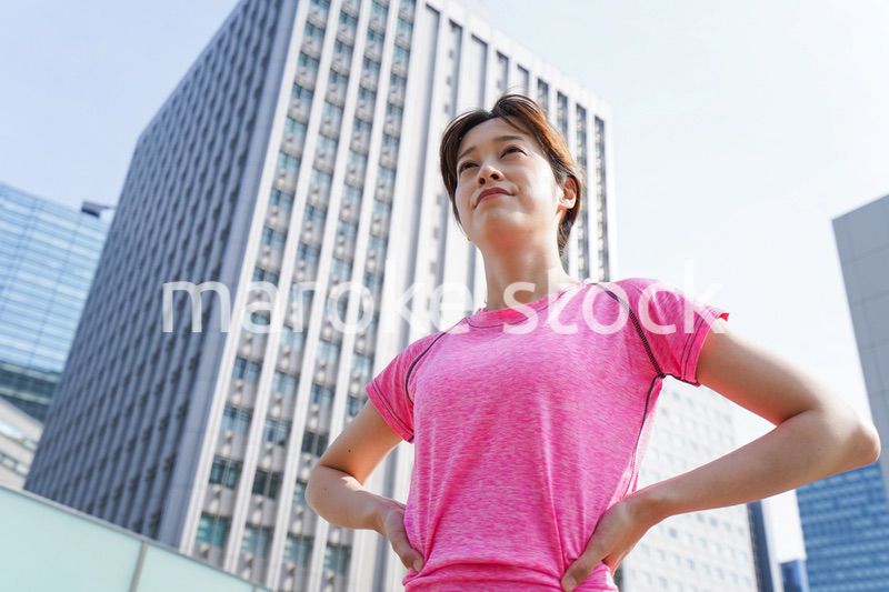 ストレッチをする女性