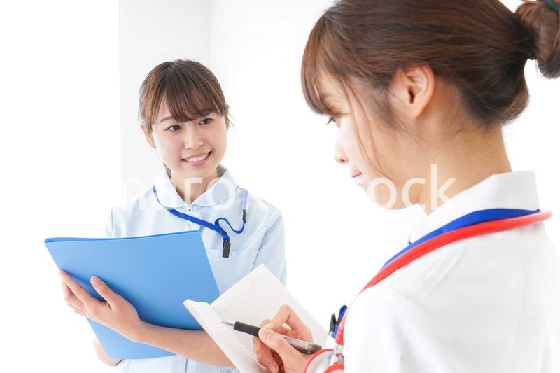 打ち合わせをするナース