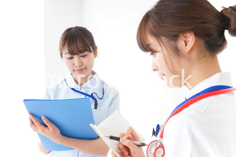 打ち合わせをするナース