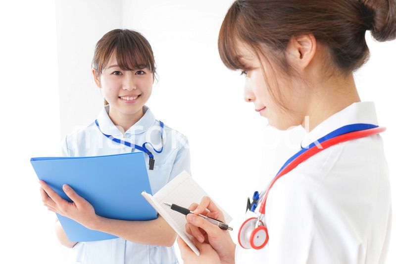 打ち合わせをするナース