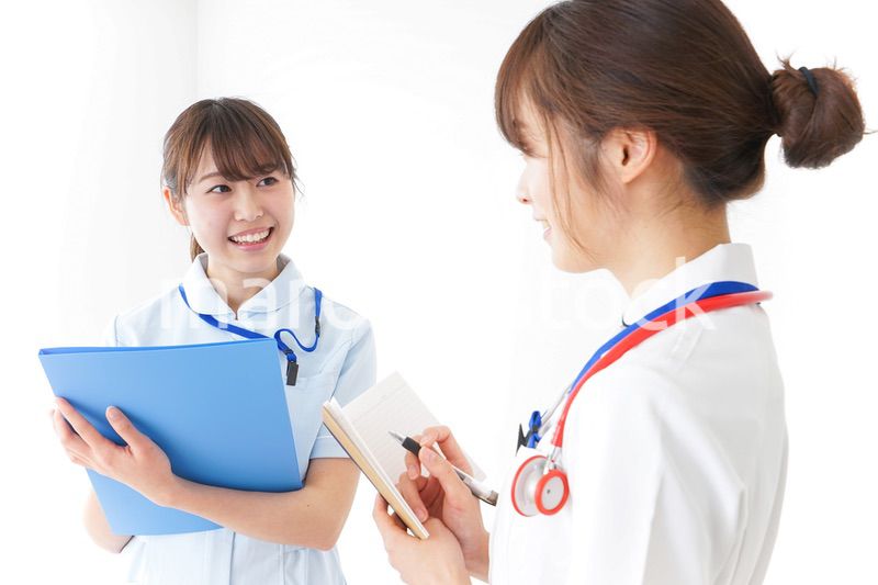 打ち合わせをするナース