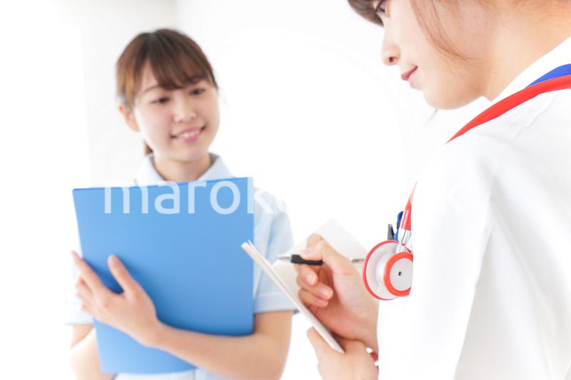 打ち合わせをするナース