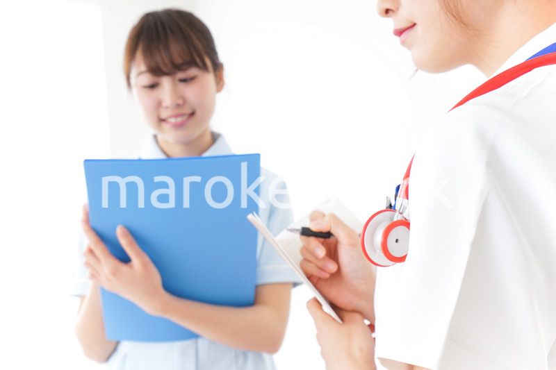 打ち合わせをするナース