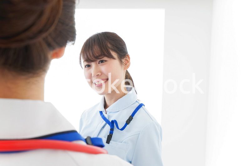 病院で働く若い看護師
