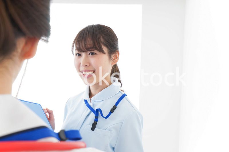 病院で働く若い看護師