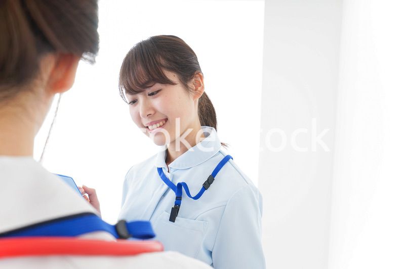 病院で働く若い看護師