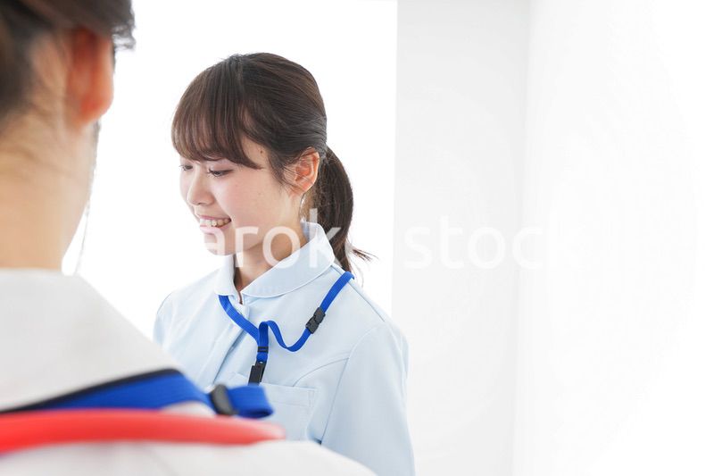 病院で働く若い看護師