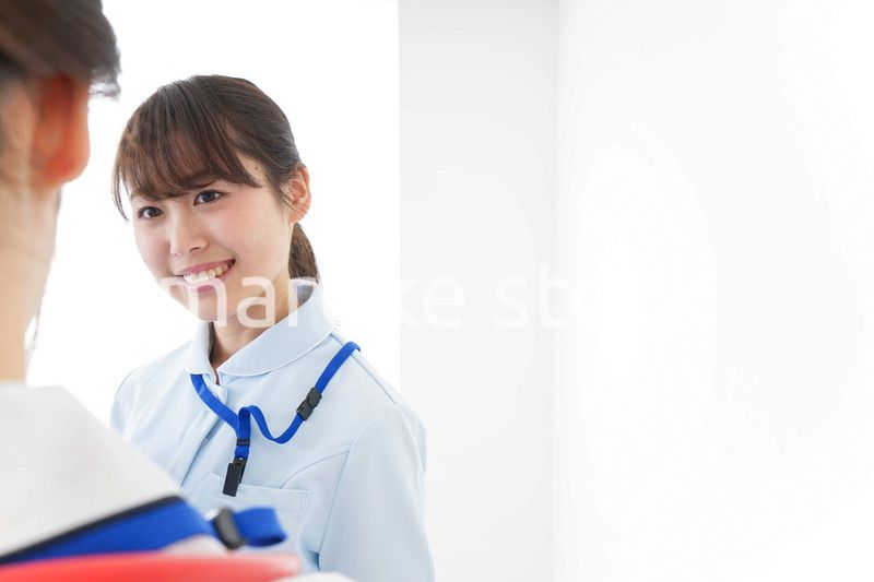 病院で働く若い看護師