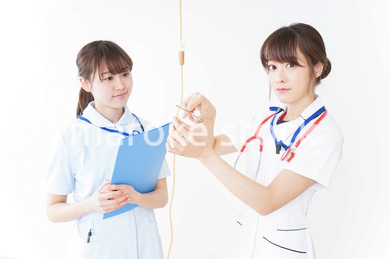 病院で働く若い看護師