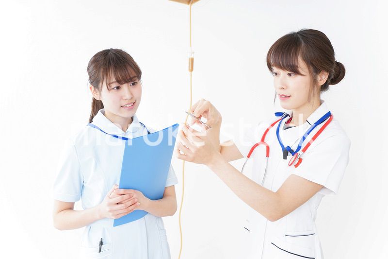 病院で働く若い看護師