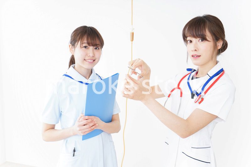 病院で働く若い看護師