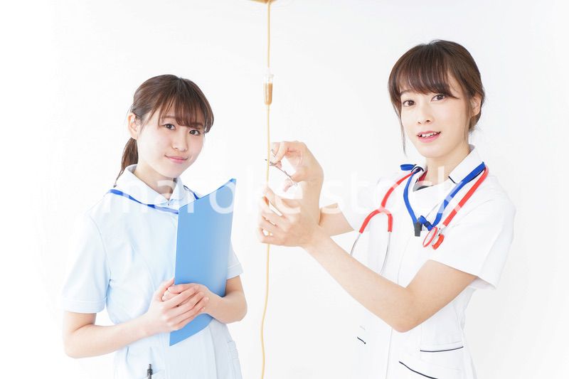 病院で働く若い看護師