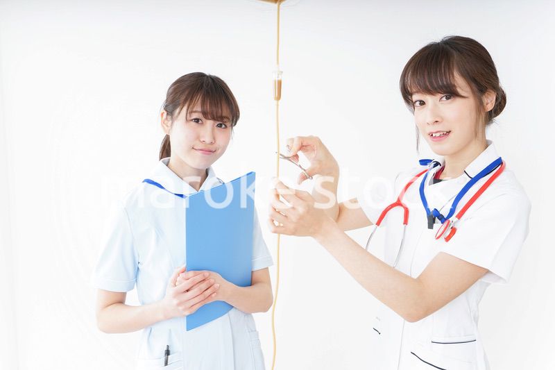 病院で働く若い看護師