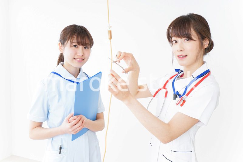 病院で働く若い看護師