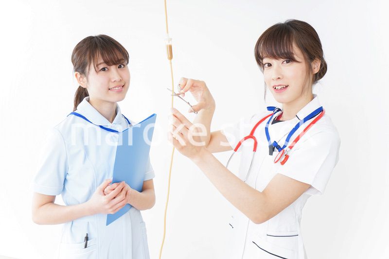 病院で働く若い看護師