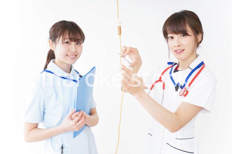 病院で働く若い看護師