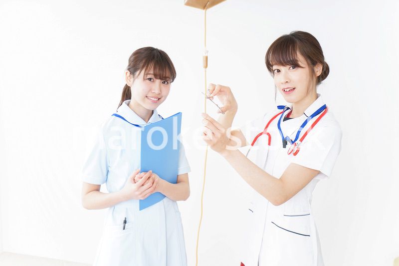 病院で働く若い看護師